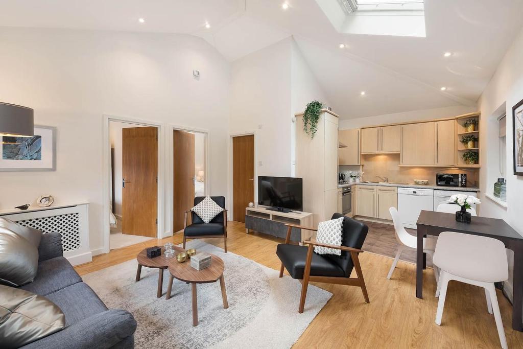 un soggiorno con divano e tavolo di Beautiful West London House a Londra