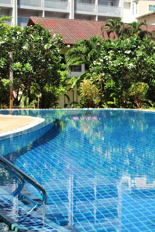 Bazén v ubytování Patong Palace Hotel - SHA Extra Plus nebo v jeho okolí