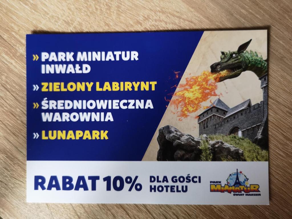 une carte avec une photo d'un dragon sur elle dans l'établissement Zajazd Złota Rybka, à Andrychów