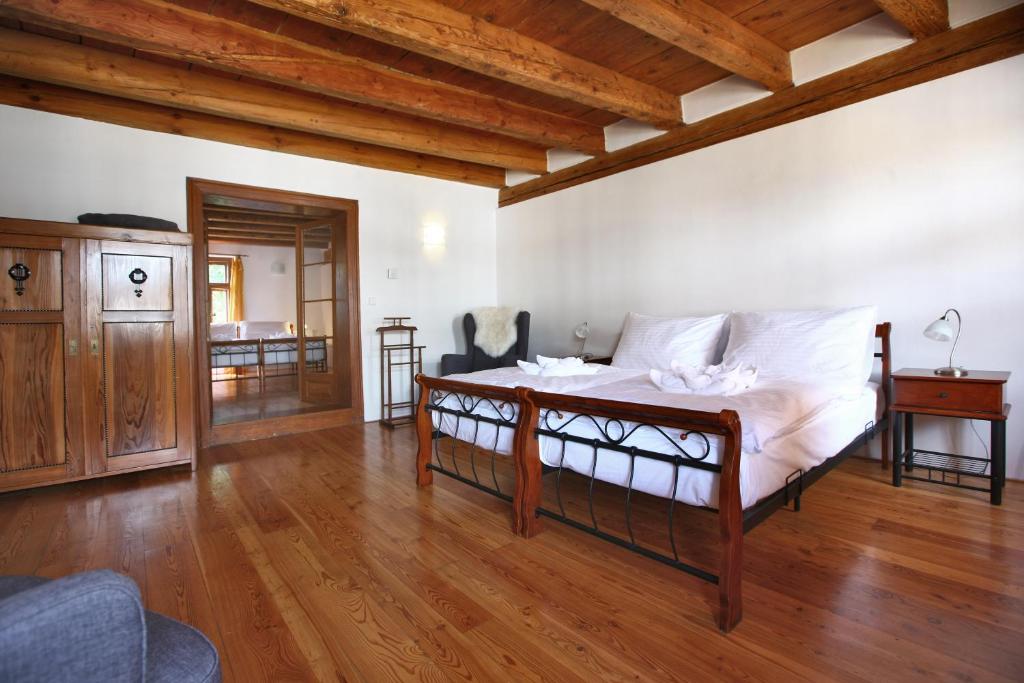 1 dormitorio con 1 cama en una habitación con techos de madera en Royal Pension, en Olomouc