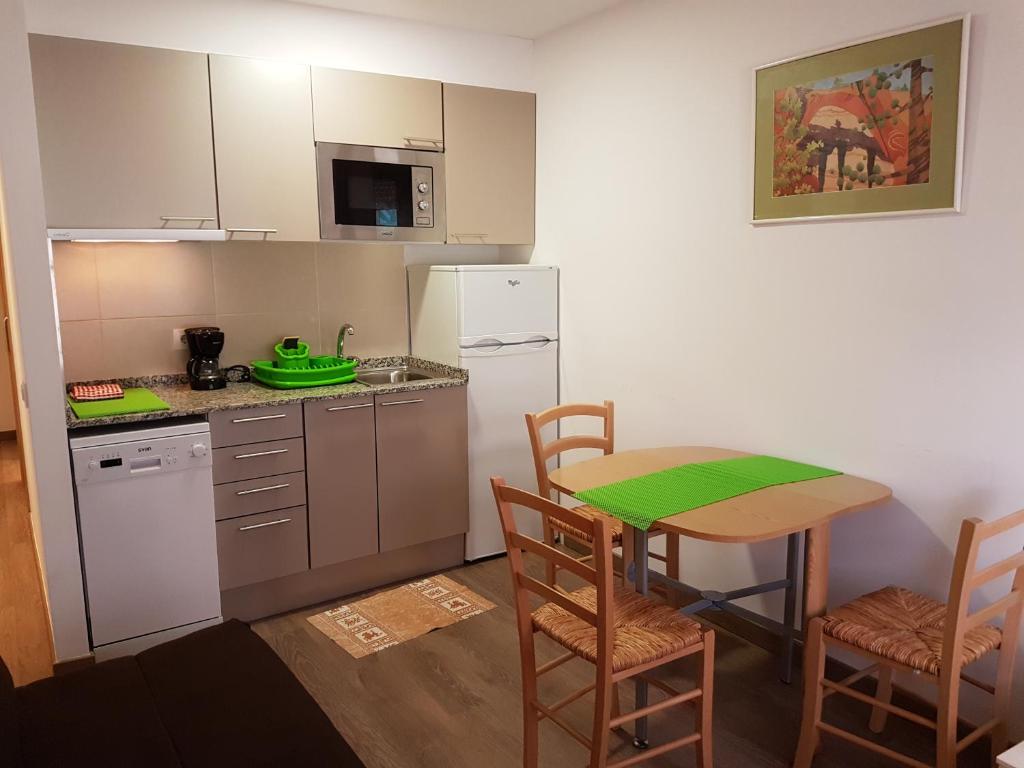 Kuchyň nebo kuchyňský kout v ubytování Apartamentos Grifovacances Consuegra 1