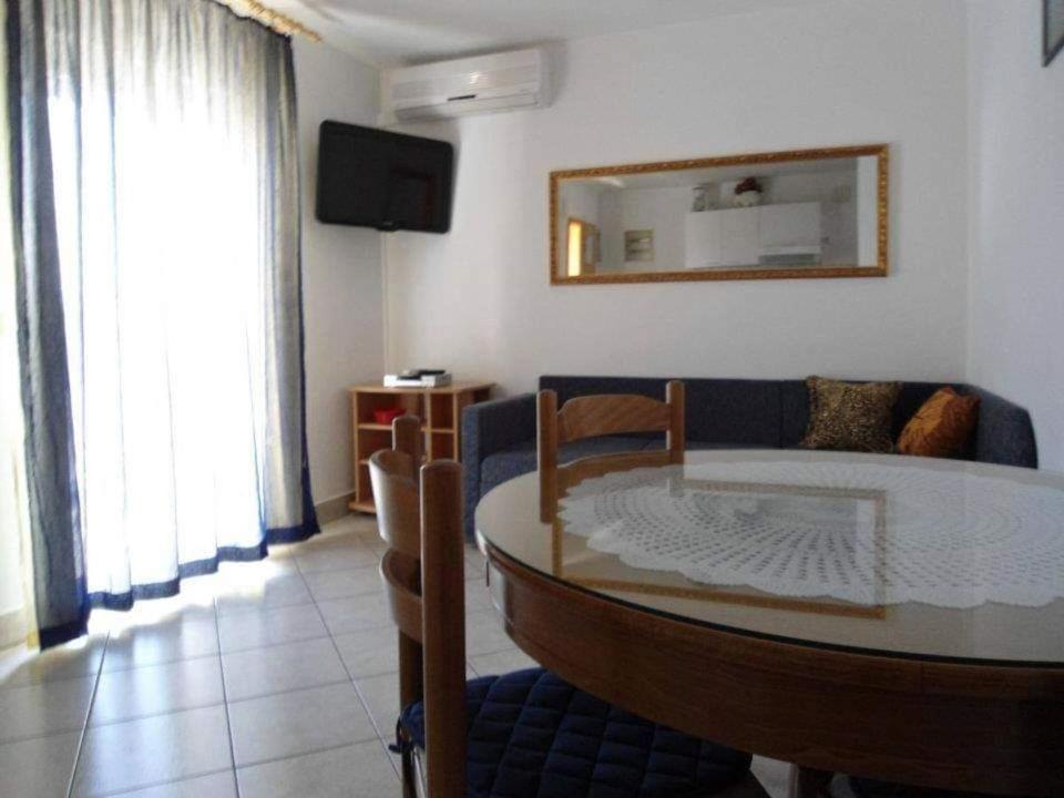 Televízia a/alebo spoločenská miestnosť v ubytovaní Apartments Slavica Trogir