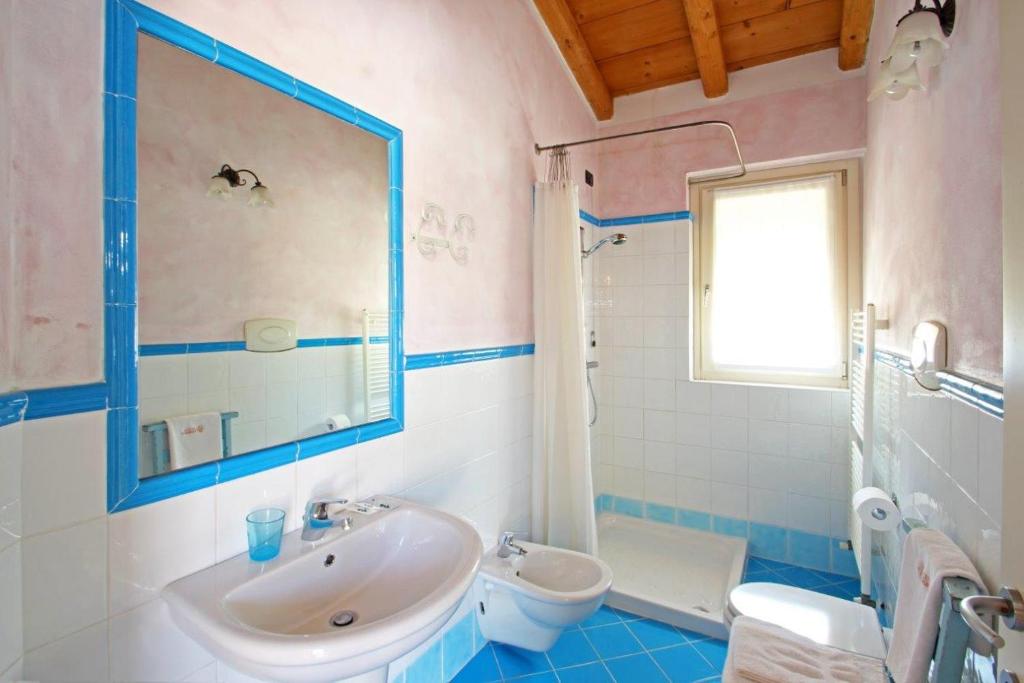 Koupelna v ubytování Cascina Le Preseglie