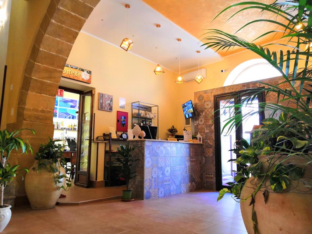 un vestíbulo de un restaurante con macetas en Fratelli Clemente Spa and Hotel, en Castelvetrano Selinunte