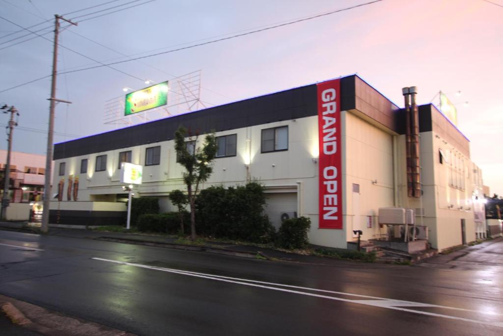 um edifício com uma placa no lado de uma rua em Hotel Sindbad Hirosaki-Adult Only em Hirosaki