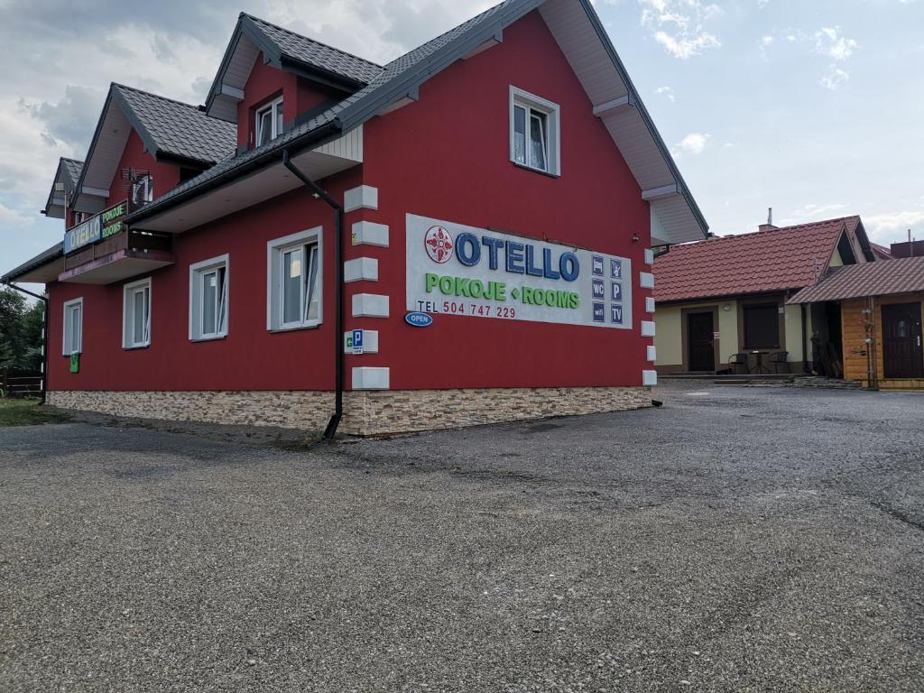 ein rotes Gebäude mit einem Schild an der Seite in der Unterkunft Otello in Dukla