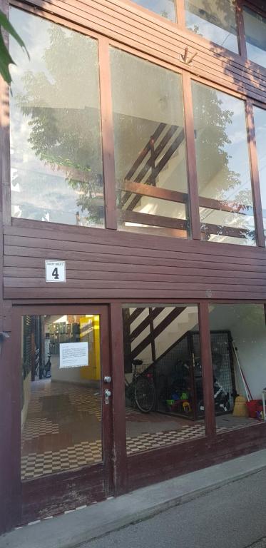 uma entrada para um edifício com um reflexo nas janelas em Lotti apartman em Kiskunhalas