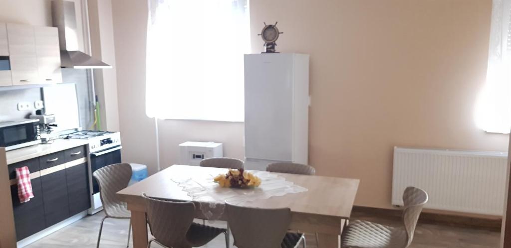 Kuchyňa alebo kuchynka v ubytovaní Lotti apartman