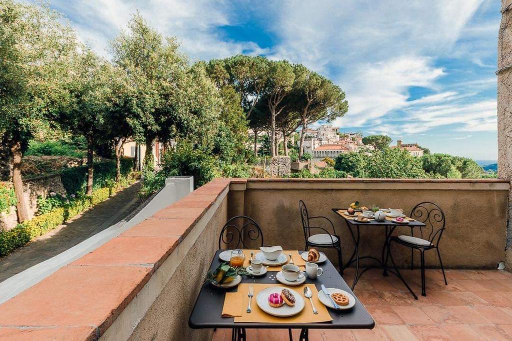 een tafel en stoelen op een balkon met uitzicht bij Maera B&B Ravello in Ravello