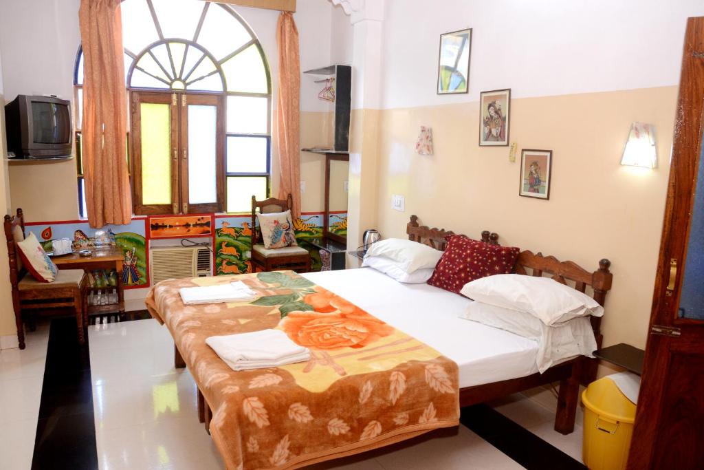 a bedroom with two beds and a window at Kasera Heritage View in Būndi