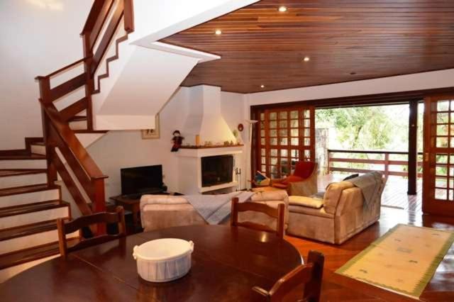  Casa charmosa e aconchegante em condomínio