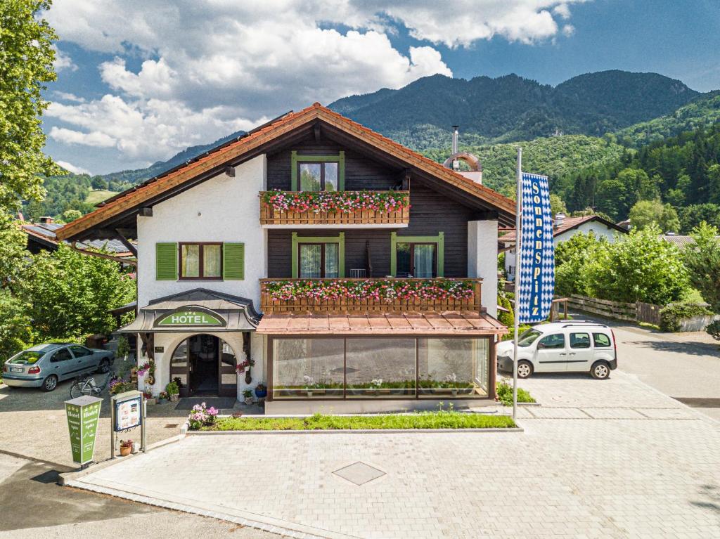 ein Gebäude mit Balkon darüber in der Unterkunft Hotel Sonnenspitz *** in Kochel