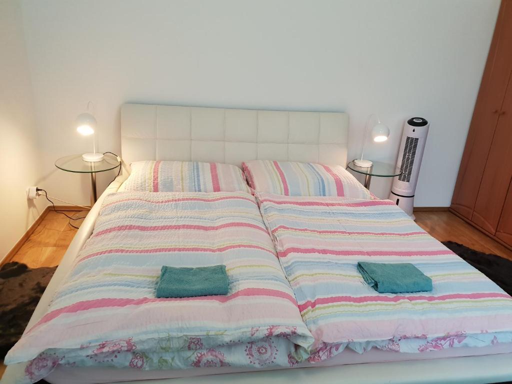 1 cama con 2 almohadas en una habitación en Nina, en Viena