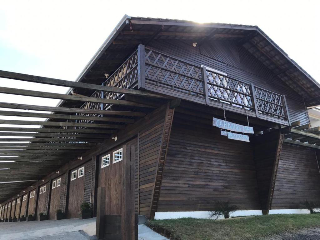 ein großes Holzgebäude mit einem Holzdach in der Unterkunft Cabanas MFK in Machadinho