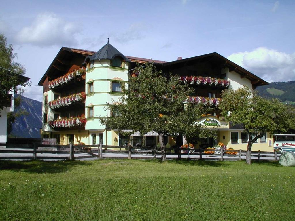 ein großes Gebäude mit vielen Pflanzen darauf in der Unterkunft Hotel Neuwirt in Brandenberg
