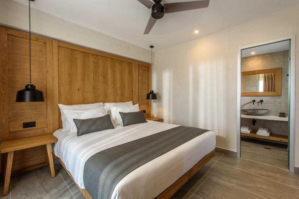 Postel nebo postele na pokoji v ubytování AneSea Hotel