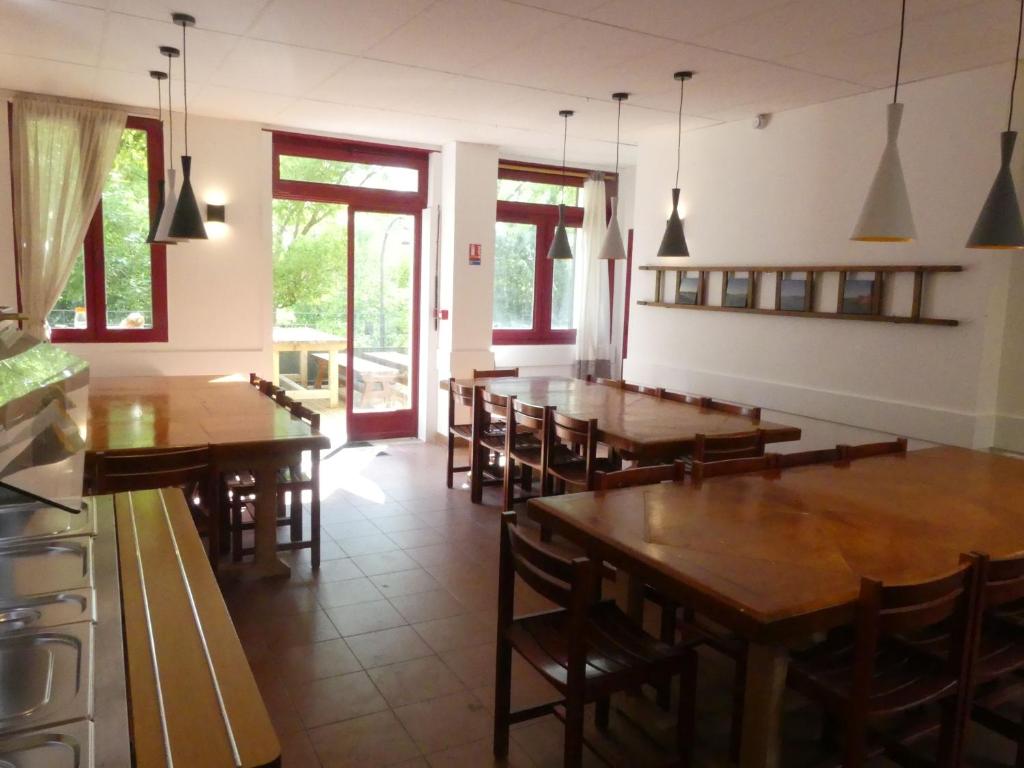 Restaurace v ubytování Gîte de Llo - 16 Chambres privées - PDJ inclus