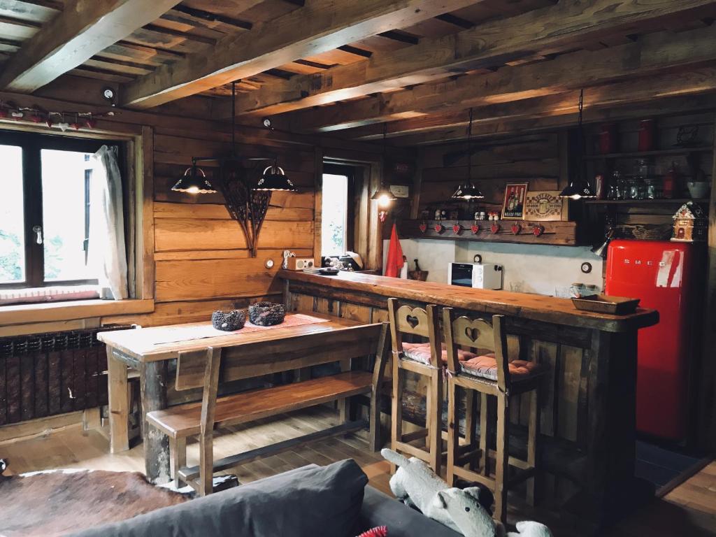 cocina con encimera y mesa en una habitación en Llar Era Cabaneta, en Gausach