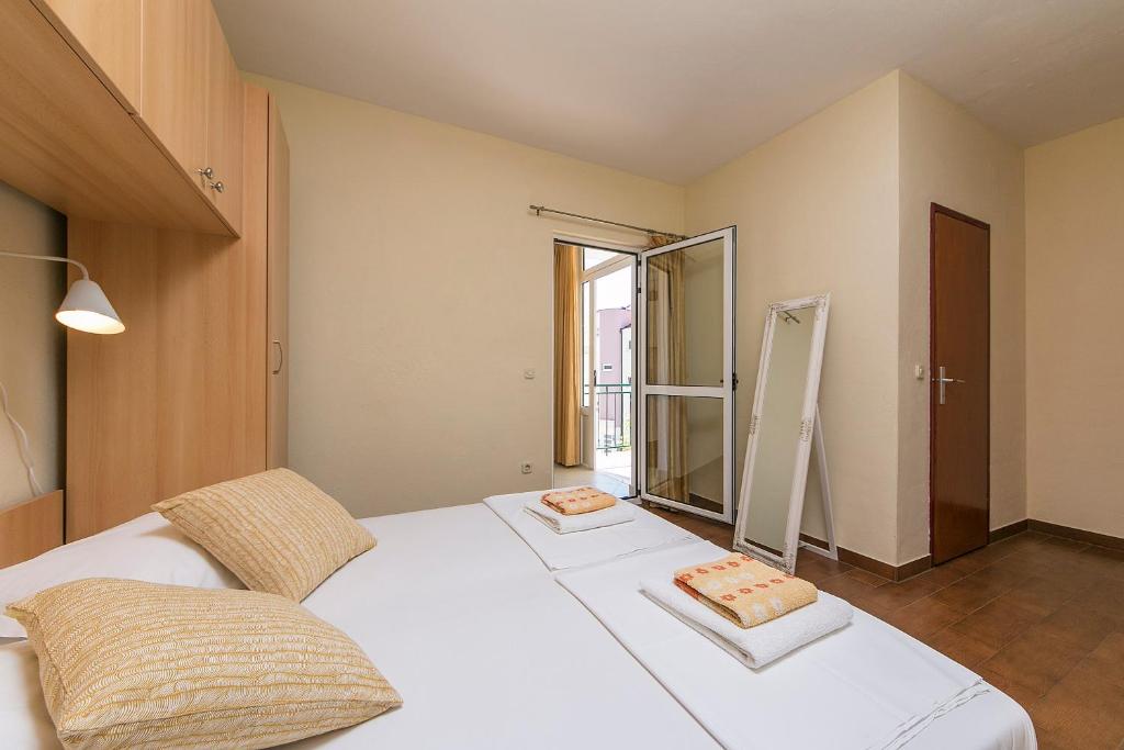 Postel nebo postele na pokoji v ubytování Apartments & Rooms Beus