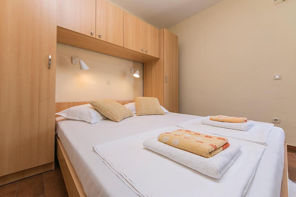 Postel nebo postele na pokoji v ubytování Apartments & Rooms Beus