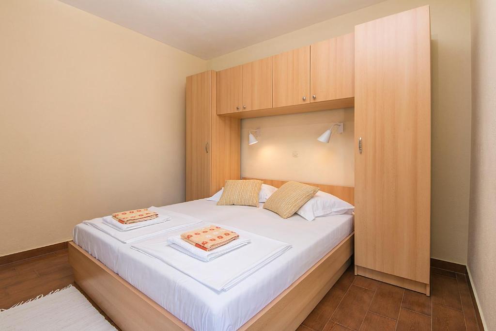 Postel nebo postele na pokoji v ubytování Apartments & Rooms Beus