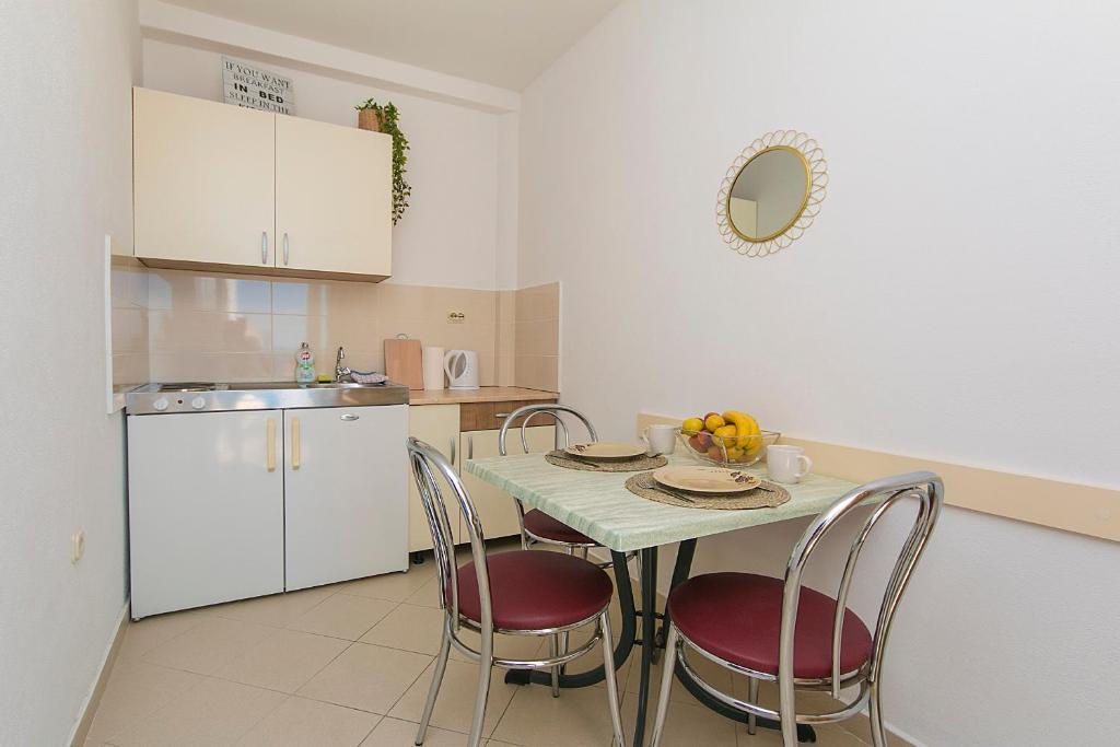 Kuchyň nebo kuchyňský kout v ubytování Apartments & Rooms Beus