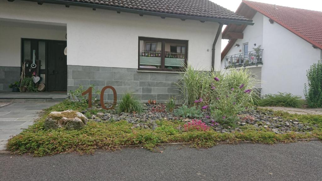 a house with a garden in front of it at Ferienwohnung Sandner in Nüdlingen