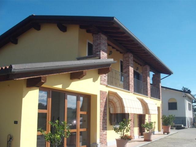 a building with a balcony on the side of it at B&B Da Levi Piana Del Sole in Rivalta Bormida