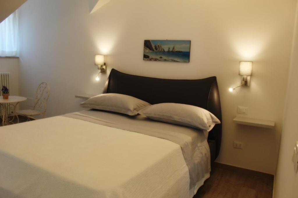 Łóżko lub łóżka w pokoju w obiekcie Villa De Ruschi
