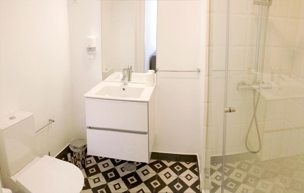 Uma casa de banho em Villa Graça -Hostels and Apartments