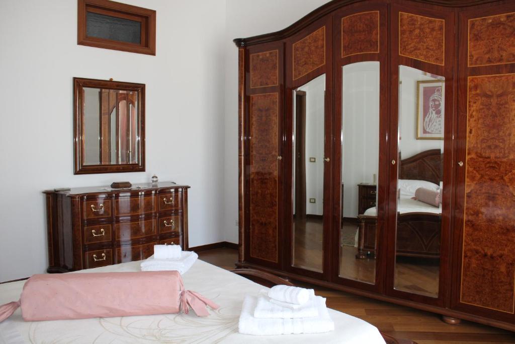 DueElle في روتيليانو: غرفة نوم مع خزانة ومرآة كبيرة