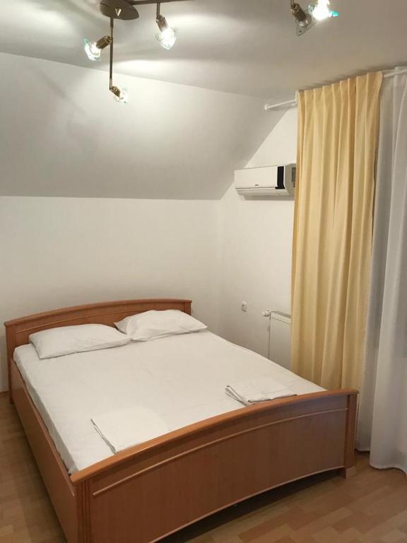 Postel nebo postele na pokoji v ubytování Tri šešira Ljubovija