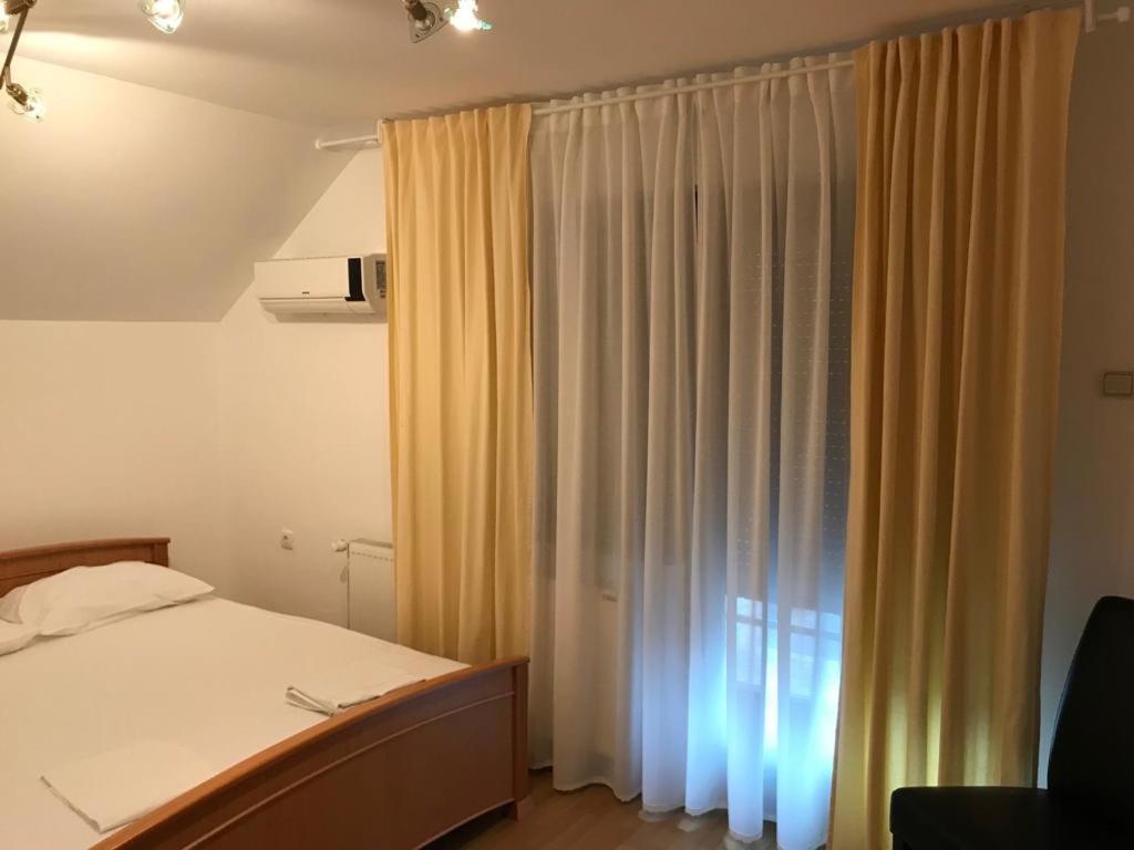 Postel nebo postele na pokoji v ubytování Tri šešira Ljubovija