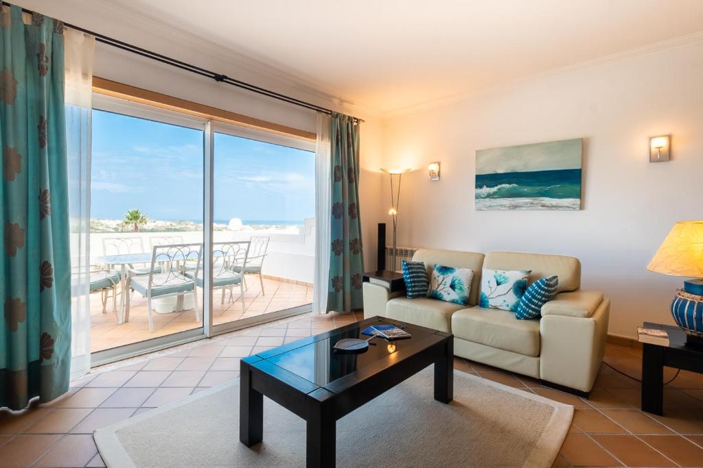 Uma área de estar em Stunning TH2 with Sea View