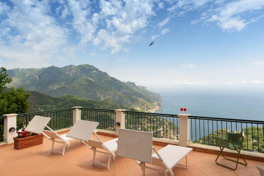 uma varanda com cadeiras e vista para o oceano em San Martino em Ravello