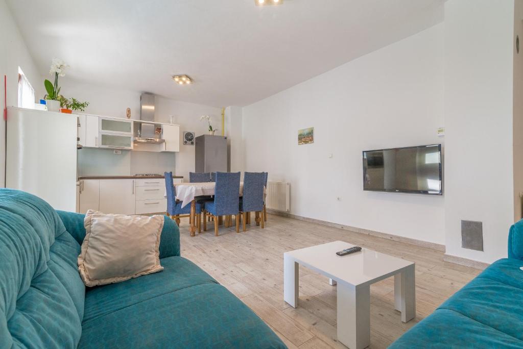 Televízia a/alebo spoločenská miestnosť v ubytovaní Apartments Coronata