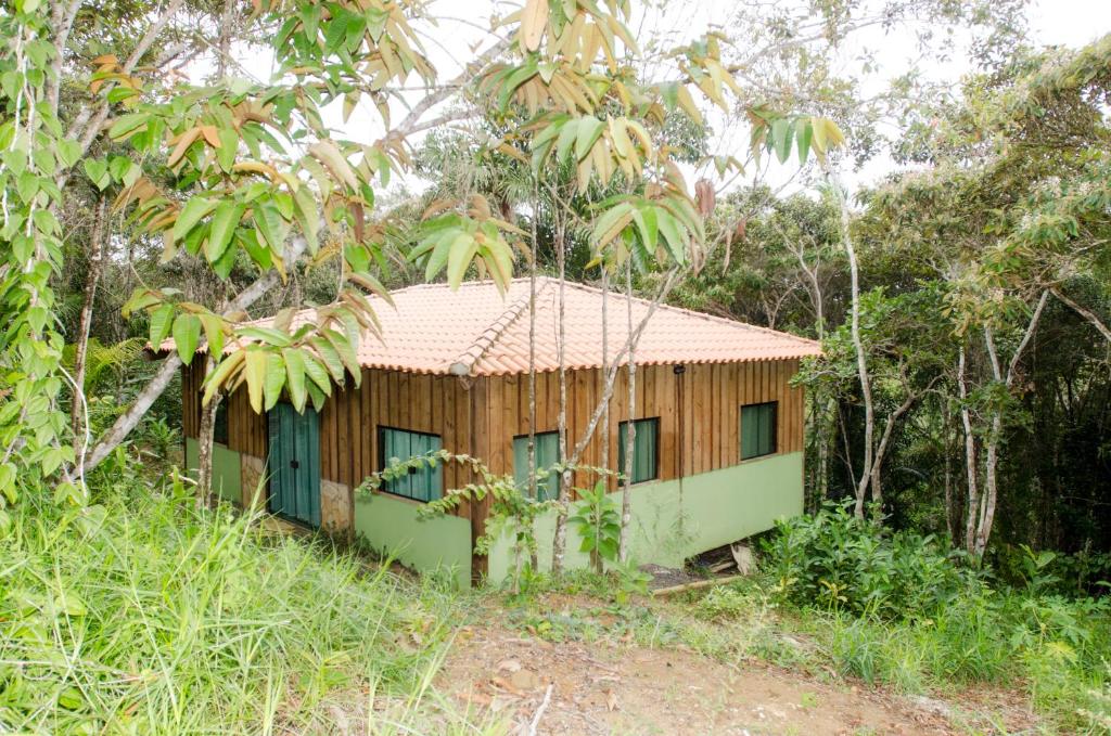 une petite maison au milieu d'une forêt dans l'établissement Sitio recanto da natureza, à Serra Grande