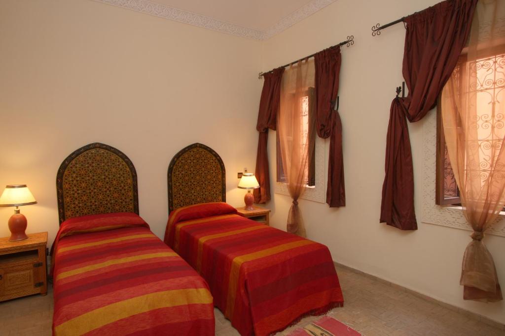 Postel nebo postele na pokoji v ubytování Riad petit Karmela