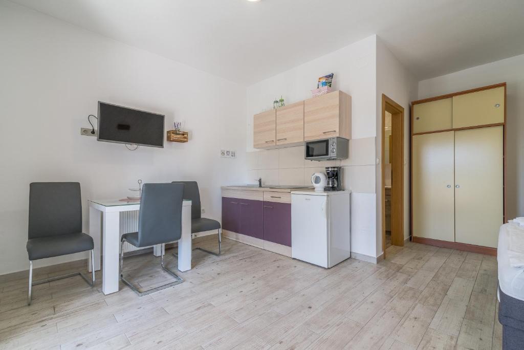 Kuchyňa alebo kuchynka v ubytovaní Apartments Coronata