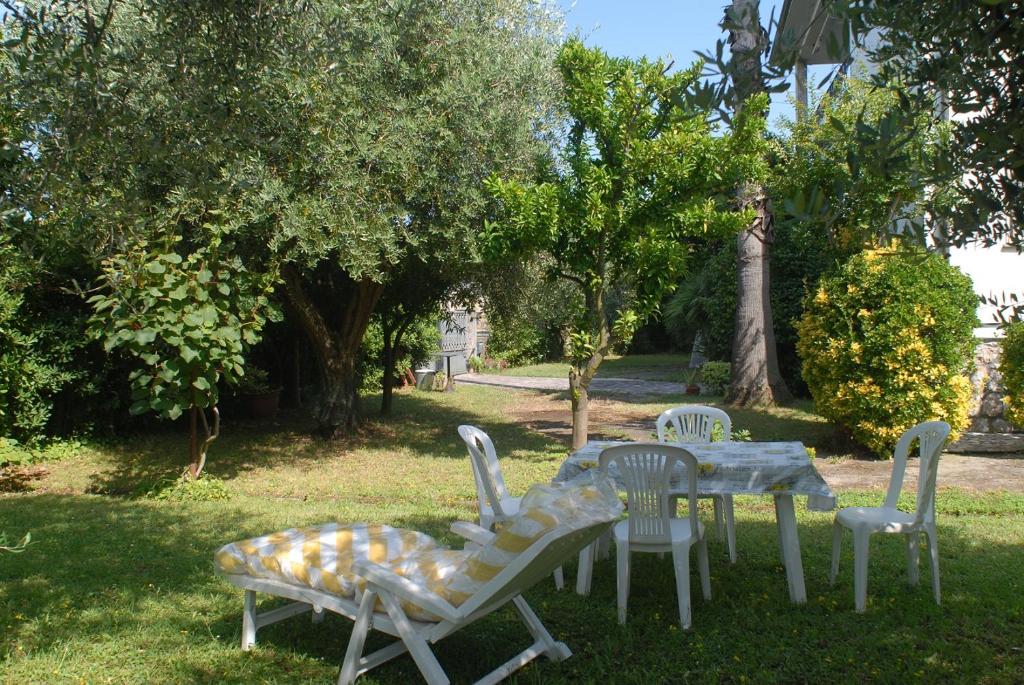 a table and chairs sitting in the grass at Casa Vacanza La Palma in Massa