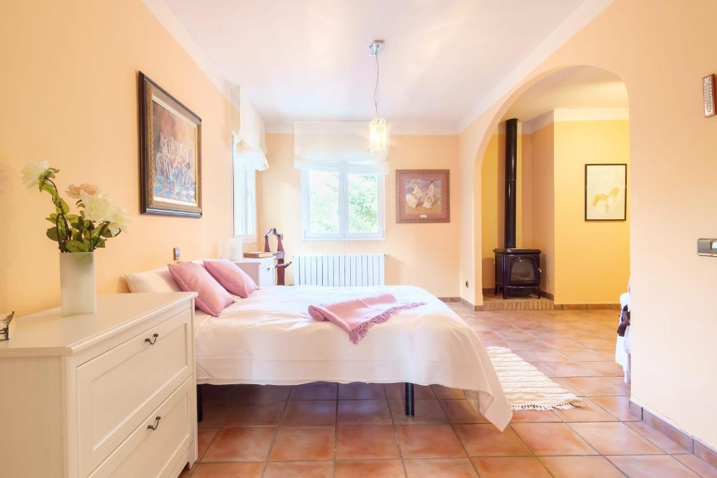 a bedroom with a bed with pink pillows on it at Jaza Paraiso in Cercedilla