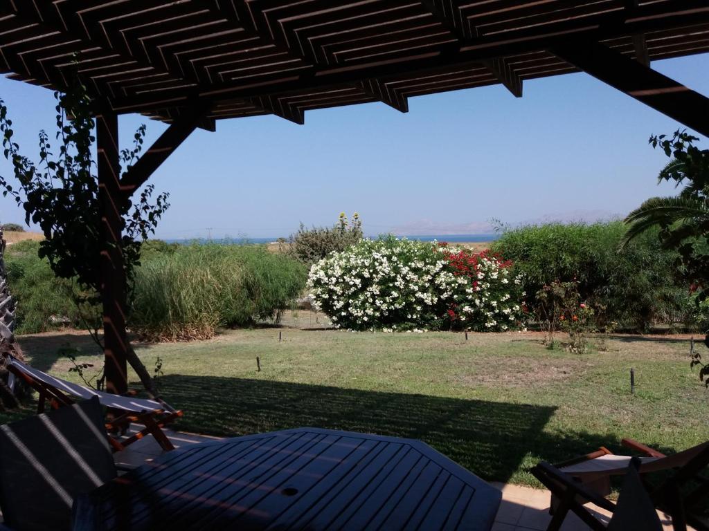 e patio con tavolo e sedie e vista. di Villa Kos a Mastichárion