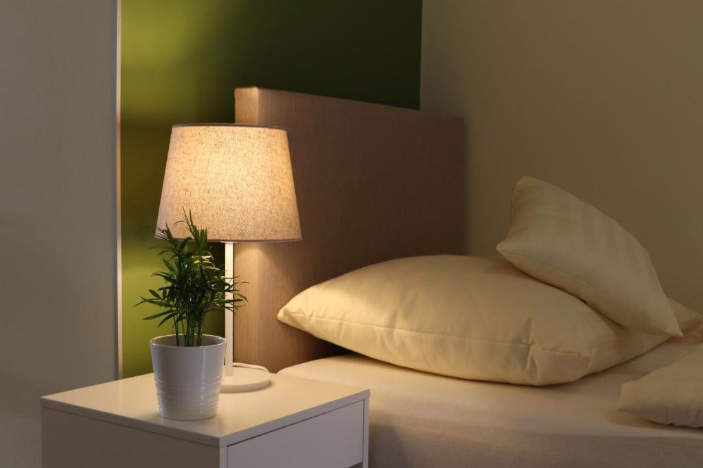 Postel nebo postele na pokoji v ubytování SLO. Apartments