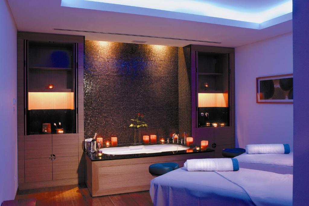 Ein Bett oder Betten in einem Zimmer der Unterkunft Royal Beach Eilat by Isrotel Exclusive