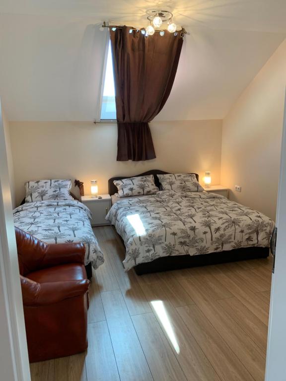 Łóżko lub łóżka w pokoju w obiekcie Martina Apartmanház