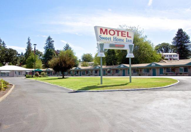a motel sign sitting in the middle of a road at Sweet Home Inn in Sweet Home