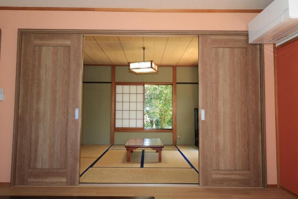 pokój z drzwiami ze stołem w obiekcie Nakatsugawa - House / Vacation STAY 39303 w mieście Nakatsugawa