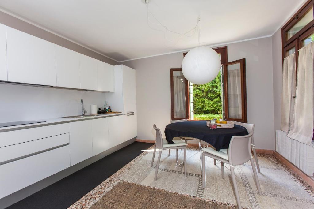 Kuchyň nebo kuchyňský kout v ubytování Villa Moro Lin Design Apartments