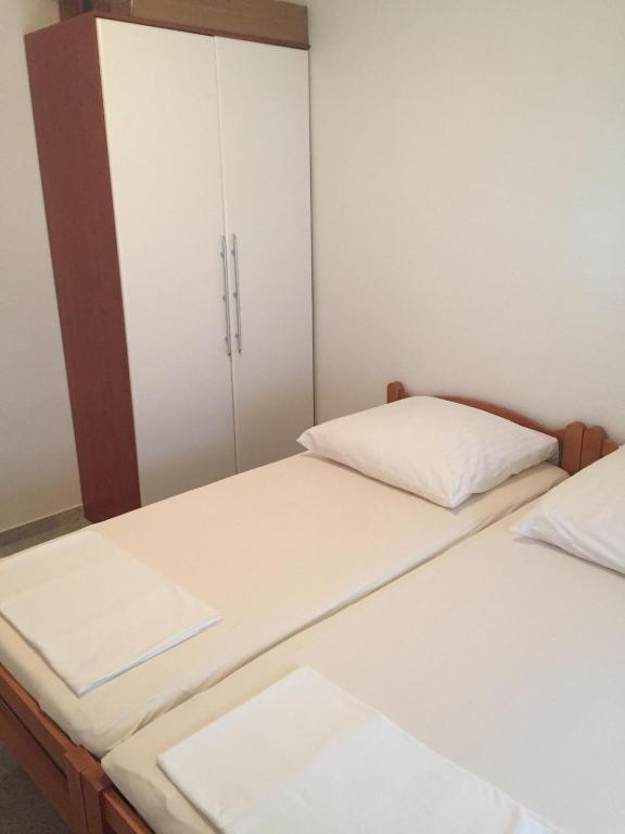 Postel nebo postele na pokoji v ubytování Apartmani Dora