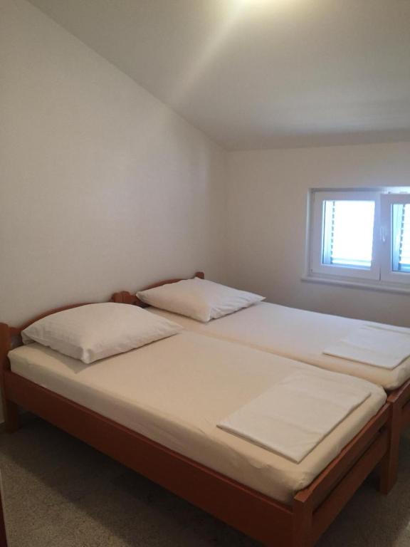 Postel nebo postele na pokoji v ubytování Apartmani Dora